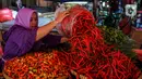 Salah satu pedagang cabai di Kebayoran Lama, Jakarta, Rabu (6/4/2022). Di awal bulan puasa Ramadhan, harga sejumlah bahan pokok merangkak naik. Kenaikan harga kebutuhan pokok mulai terasa sejak dua pekan terakhir untuk komoditi seperti cabai, telur, gula, hingga daging. (Liputan6.com/Johan Tallo)