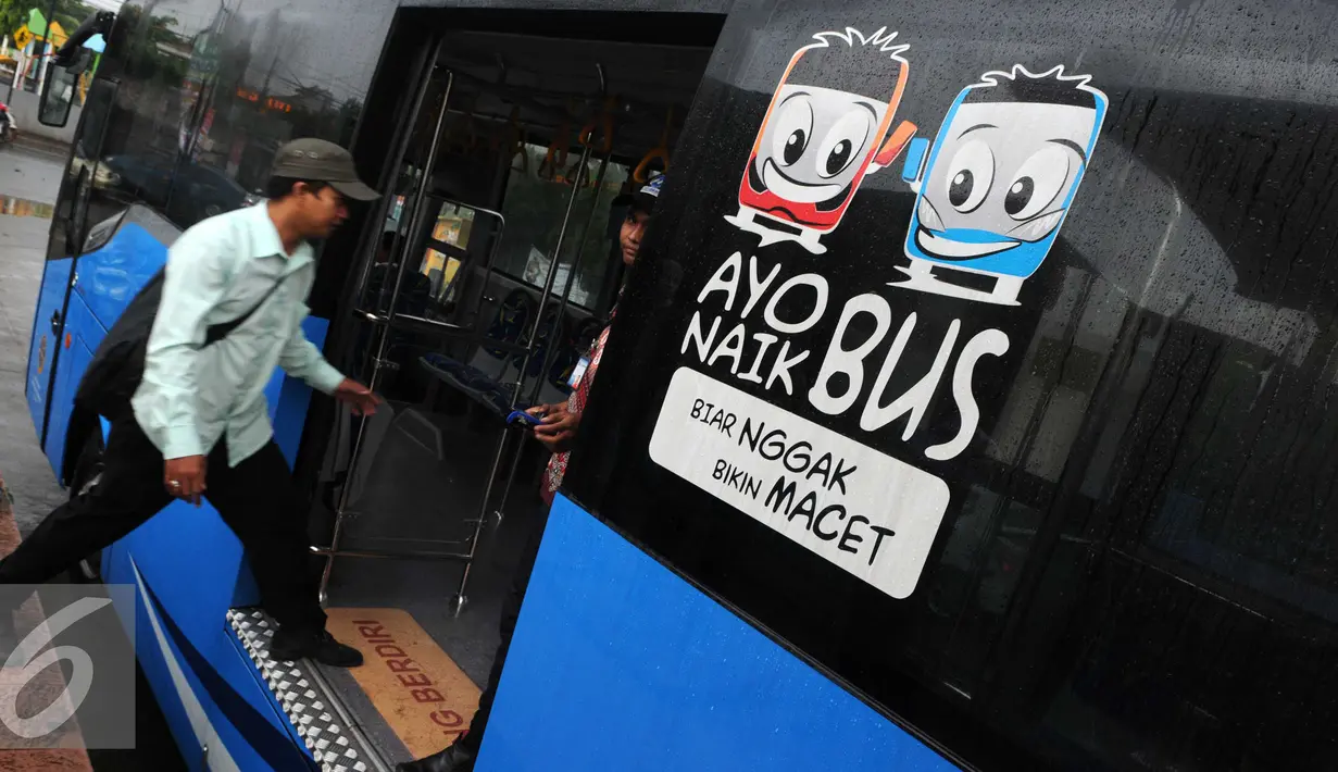 Penumpang saat memasuki Bus Transjakarta di Pool Pemberangkatan Tranjakarta, Ciputat, Tangsel,Senin (6/6) PT Transportasi Jakarta menghadirkan 2 rute baru yakni Ciputat-Bundaran HI dan BSD-Slipi yang mulai beroperasi hari ini. (Liputan6.com/Helmi Afandi) 