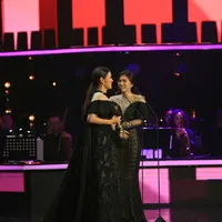 Raisa dan Isyana Sarasvati. (Deki Prayoga/Bintang.com)