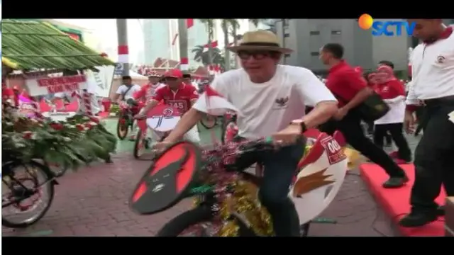 Menteri Hukum dan HAM Yasonna Laoly yang turut menghiasi sepeda yang dihadiahi Presiden Jokowi. 