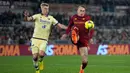 Pemain Verona Josh Doig (kiri) berebut bola dengan pemain AS Roma Rick Karsdorp pada pertandingan sepak bola Liga Italia di Stadion Olimpiade Roma, Italia, 19 Februari 2023. AS Roma mengalahkan Verona dengan skor 1-0. (AP Photo/Andrew Medichini)