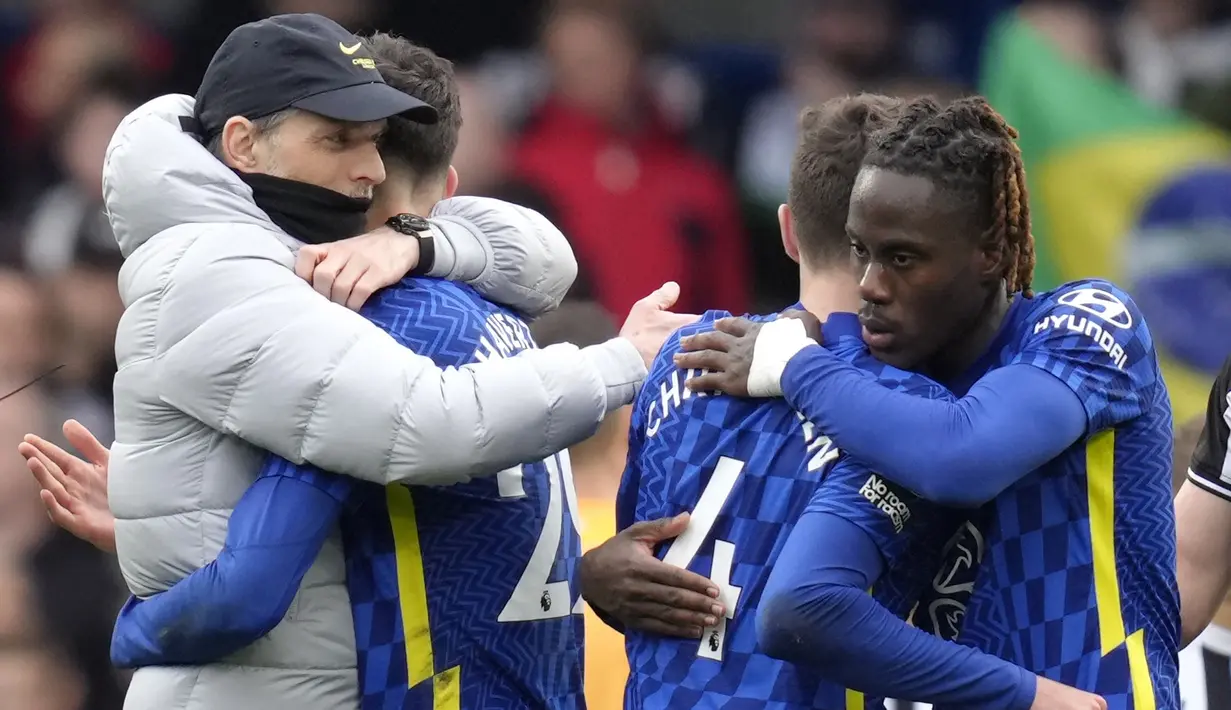 Pelukan sarat makna juga diberikan oleh Thomas Tuchel. Dirinya yang paling emosional ketika gol itu terjadi dengan berlari sepanjang garis lapangan. (AP Photo/Kirsty Wigglesworth)