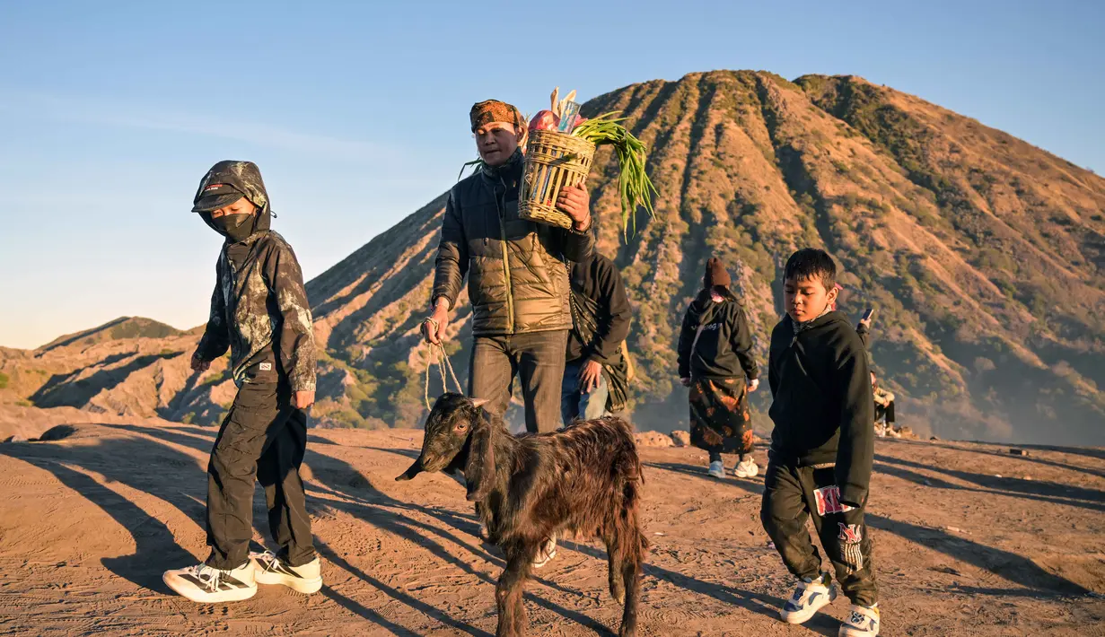 Para penganut Hindu dari komunitas Tengger mendaki gunung berapi aktif Bromo untuk mempersembahkan sesaji berupa beras, buah-buahan, ternak, dan barang-barang lainnya sebagai bagian dari festival Yadnya Kasada di dekat Probolinggo, Jawa Timur, Senin 1 Juni 2026. (JUNI KRISWANTO/AFP)