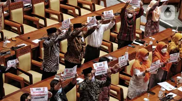 Anggota Fraksi PKS memegang poster bertuliskan “Tolak Kenaikan Harga BBM” saat Rapat Paripurna ke-4 masa persidangan I tahun 2022-2023 di Kompleks Parlemen, Senayan, Jakarta, Selasa (6/9/2022). Seluruh anggota Fraksi PKS DPR RI walk out atau keluar dari ruangan di tengah agenda rapat paripurna DPR RI sebagai bentuk penolakan harga BBM naik. (Liputan6.com/Angga Yuniar)