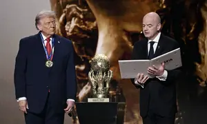 (Kiri/Kanan) Presiden AS, Donald Trump, memperhatikan saat menerima Hadiah Perdamaian FIFA (FIFA Peace Award) dari Presiden FIFA, Gianni Infantino, selama pengundian Piala Dunia 2026 yang berlangsung di AS, Kanada, dan Meksiko, di Kennedy Center, Washington, DC, pada 5 Desember 2025. (Brendan SMIALOWSKI/AFP)