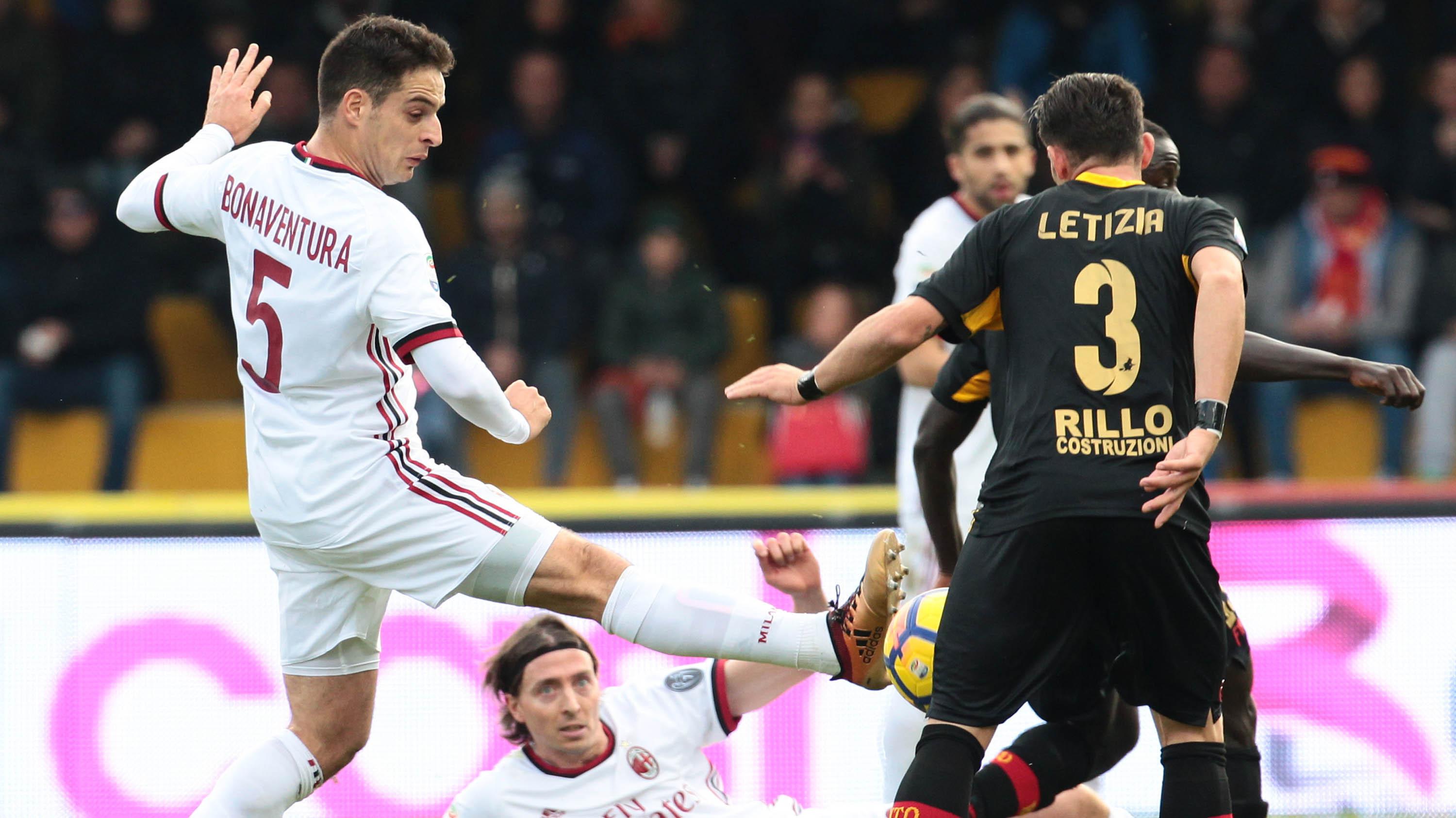 Gelandang AC Milan, Giacomo Bonaventura, berusaha merebut bola saat melawan Benevento pada laga Serie A Italia di Stadion Ciro Vigorito, Benevento, Minggu (3/12/2017). Kedua klub bermain imbang 2-2. (AFP/Carlo Hermann)