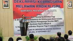Menteri Ristek Dikti, Muhammad Nasir memberikan pidato saat deklarasi kebangsaan melawan radikalisme di UKI, Jakarta, Selasa (19/9). Deklarasi tersebut dilakukan untuk melawan radikalisme yang akan mengahncurkan keutuhan NKRI. (Liputan6.com/Angga Yuniar)