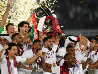 Para pemain Qatar merayakan gelar juara Piala Asia 2019 usai mengalahkan Jepang pada laga final di Stadion Zayed Sports City, Abu Dhabi, Jumat (1/2). Qatar menang 3-1 atas Jepang. (AFP/Roslan Rahman)