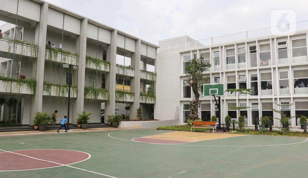 Suasana lapangan SDN Ragunan 08 yang termasuk sekolah berkonsep net zero carbon di Jakarta, Kamis (29/9/2022). Di lantai dasar, beberapa kelas memiliki akses pintu langsung  ke ruang hijau agar anak-anak bisa lebih rileks, kreativitasnya tumbuh, problem solving terasah, juga kesehatan mental terjaga. (Liputan6.com/Herman Zakharia)