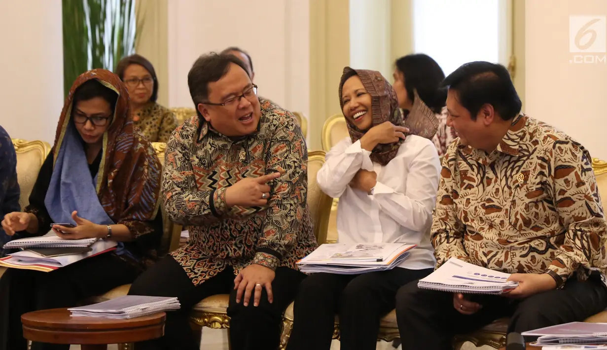 Menteri PPN/Kepala Bappenas Bambang Brodjonegoro, Menteri BUMN Rini Soemarno serta Menteri Perindustrian Airlangga Hartarto menghadiri sidang kabinet paripurna persiapan Idul Fitri, di  Istana Kepresidenan Bogor, Senin (29/5). (Liputan6.com/Angga Yuniar)
