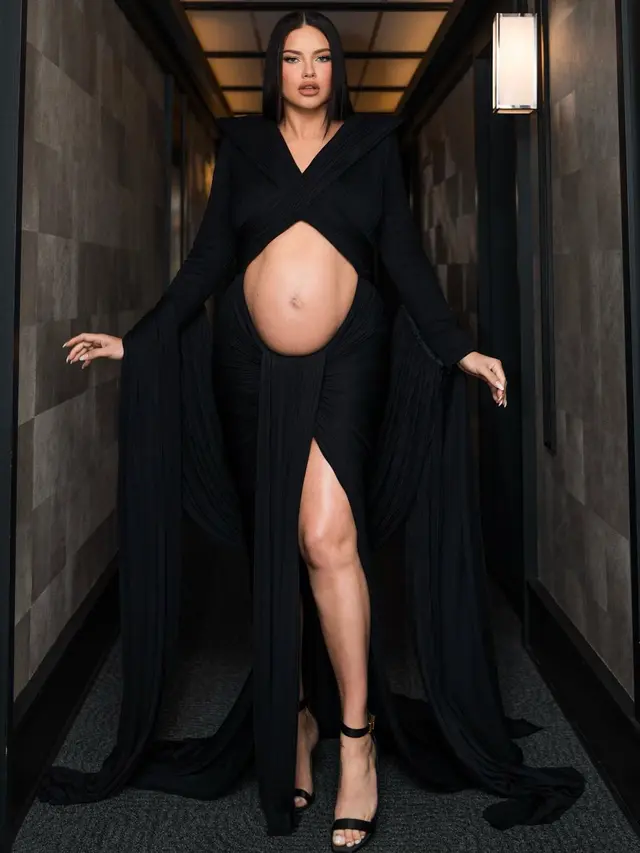 Ikuti Jejak Rihanna, Adriana Lima Tampil Glamor dengan Pamer Baby Bump di Festival Film Cannes