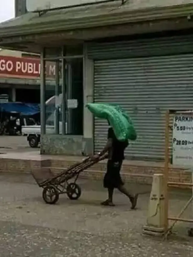 8 Potret Nyeleh Orang saat Bawa Barang Ini Malah Mempersulit Diri Sendiri