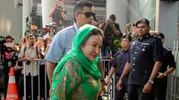 Rosmah Mansor, istri mantan Perdana Menteri (PM) Malaysia Najib Razak, mendatangi kantor Komisi Antikorupsi Malaysia (MACC) di Putrajaya, Rabu (26/9). Rosmah diperiksa terkait penyelidikan skandal korupsi 1Malaysia Development Berhad (1MDB). (AFP)