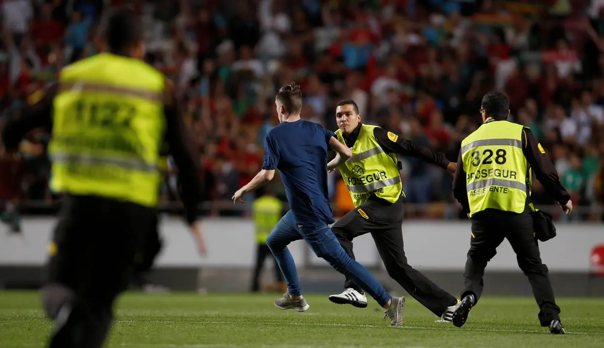 Seorang Suporter Portugal memasuki lapangan saat Cristiano Ronaldo Cs berlaga melawan Estonia  pada laga persahabatan di Estadio da Luz, Lisabon, (9/6/2016) dini hari WIB. (REUTERS/Rafael Marchante)