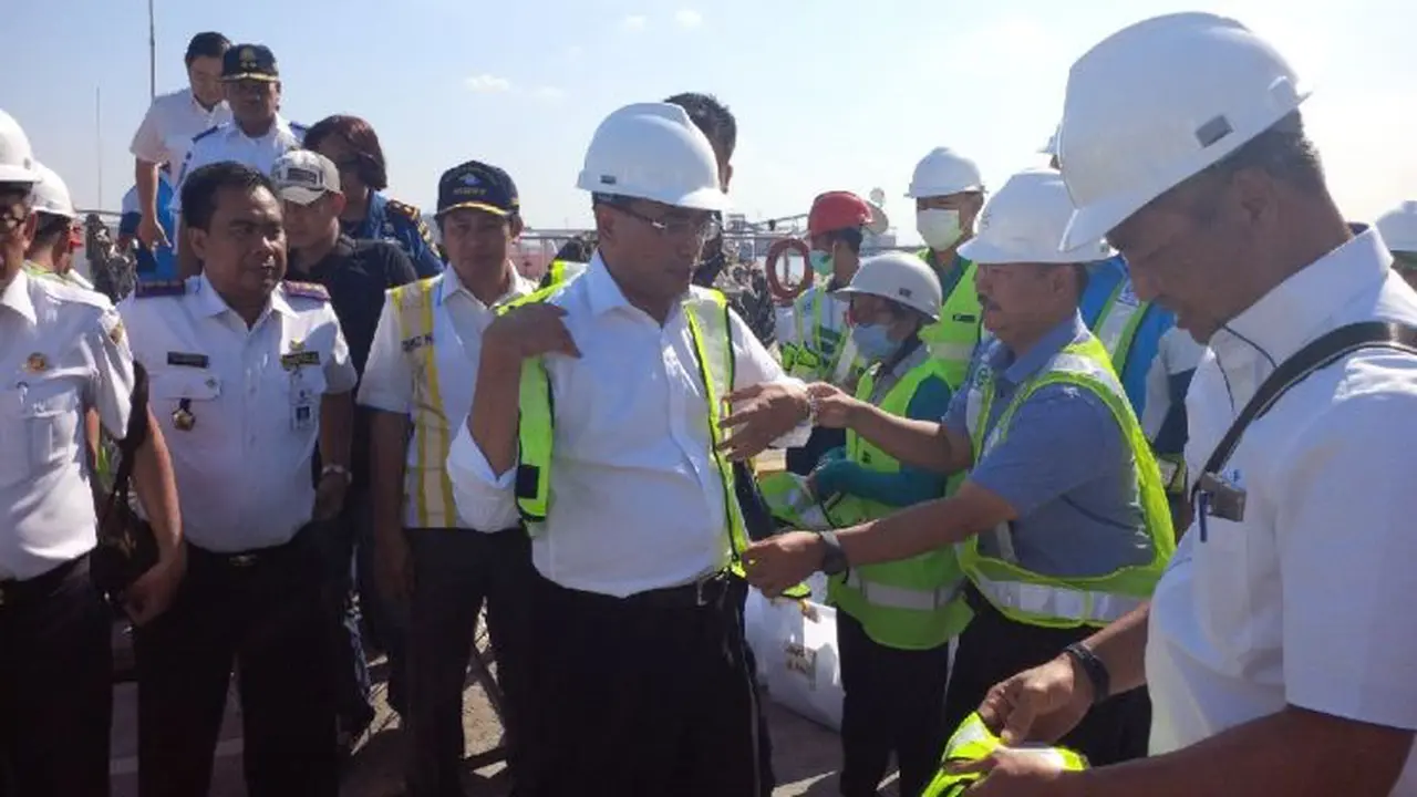 Menteri Perhubungan Budi Karya Sumadi mengunjungi Terminal Teluk Lamong, Surabaya, Jawa Timur, pada Kamis (8/9/2016).