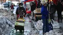 Orang-orang yang mengenakan masker bekerja dan berjalan di kawasan Chinatown di New York City, 5 Februari 2021. Tahun Baru Imlek akan jatuh Jumat depan, 12 Februari, dan itu harusnya menjadi waktu tersibuk untuk Chinatown, tetapi tidak pada tahun 2021 saat pandemi COVID-19 mewabah (Angela Weiss/AFP)