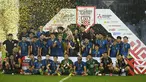 Timnas Thailand merayakan kemenangan setelah berhasi menjuarai Piala AFF 2022 menaklukkan Vietnam dalam laga final di Stadion Thammasat, Pathum Thani, Senin (16/1/2023). Thailand mempertegas status sebajai raja Asia Tenggara dengan menjuarai Piala AFF 2022. (AP Photo/Kittinun Rodsupan)