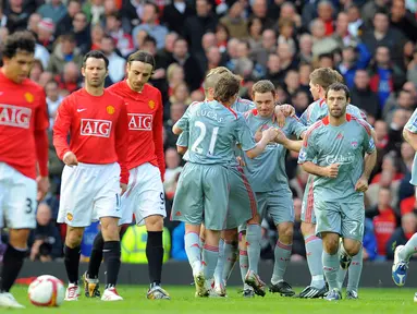 Para pemain Liverpool merayakan gol yang dicetak Fabio Aurelio ke gawang Manchester United pada laga Liga Inggris di Stadion Old Trafford, Inggris, Sabtu (14/3/2009). MU kalah 1-4 dari Liverpool. (AFP/Andrew Yates)