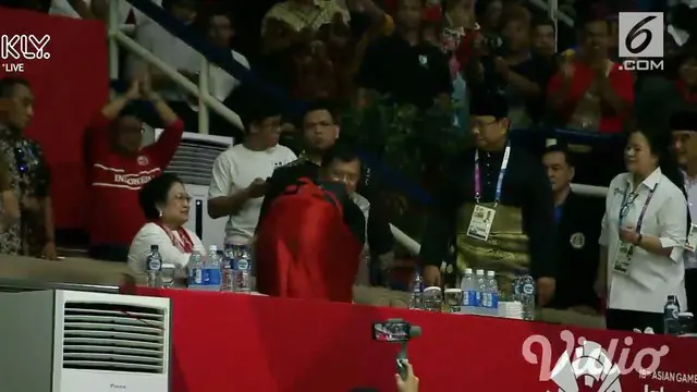 Prabowo Subianto, Jusuf Kalla, dan Megawati Soekarnoputri bersama-sama menyaksikan final pencak silat di Padepokan Pencak Silat, TMII.