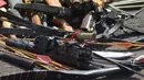 Tumpukan barang bukti hasil sitaan dalam pemusnahan di depan Kantor Kejaksaan Negeri Jakarta Timur, Selasa (5/7/2022). Kejaksaan Negeri Jakarta Timur memusnahkan barang bukti dari 302 perkara periode Januari sampai Juni 2022 dengan rincian perkara Terorisme, perkara Narkotika, perkara Cukai dan obat tanpa ijin edar. (merdeka.com/Imam Buhori)