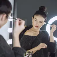 Oksidasi yang terjadi pada makeup adalah hal wajar, tetapi ada cara untuk mengatasi hal tersebut. (Foto: Freepik/Freepik)