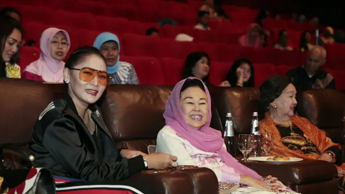 [Bintang] Shinta Wahid dan Inul Daratista