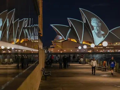 Sydney Opera House diterangi dengan potret Ratu Elizabeth II di Sydney, Australia, Jumat (9/9/2022). Ratu Elizabeth II meninggal dunia pada Kamis 8 September 2022 setelah 70 tahun bertahta. Ia mengembuskan napas terakhirnya di usia 96 tahun. (AP Photo/Mark Baker)
