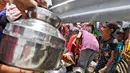 Warga saat berebut mengisi air kedalam ember mereka di pinggiran Ahmedabad , India 1 Juni 2016. Akibat gelombang panas ini, banyak sumur dan danau mengering yang mengakibatkan langkanya air di India. (REUTERS / Himanshu Sharma)