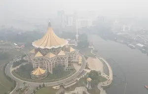 Kota Kuching Diselimuti Kabut Asap Akibat Kebakaran Hutan Indonesia