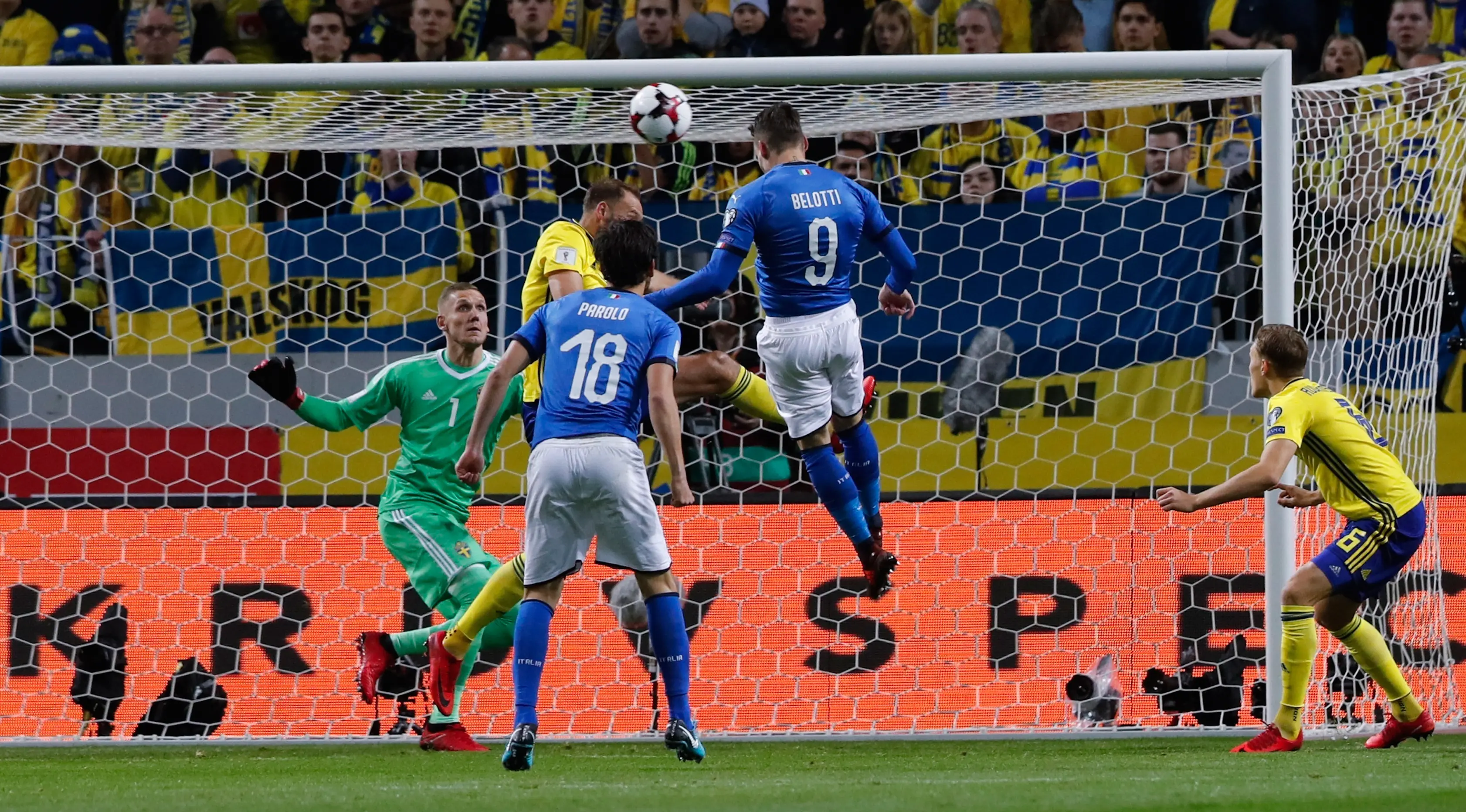 Striker Italia, Andrea Belotti, gagal mencetak gol ke gawang Swedia pada kualifikasi Piala Dunia 2018. (AP Photo/Frank Augstein)