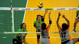 Tim putri Jakarta Electric PLN (baju hijau) sukses mengandaskan perlawanan Jakarta BNI 46 di Pertamina Proliga 2015 di Dome Sport Balikpapan, (7/2/2015). Jakarta Electric PLN unggul 3-1 atas Jakarta BNI 46. (Liputan6.com/Helmi Fithriansyah)