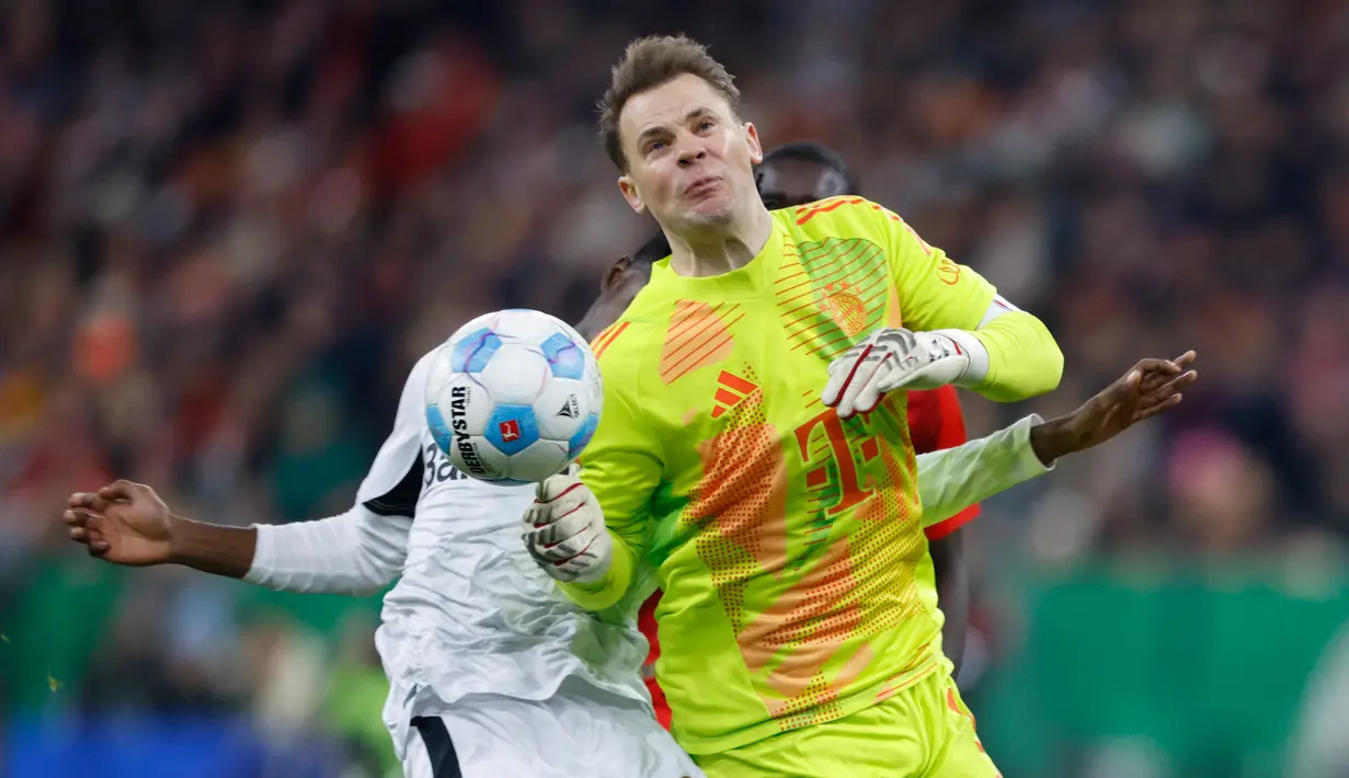Kiper 38 tahun itu berlari keluar dari kotak penalti untuk menerjang Frimpong, pada menit ke-17 pertandingan 16 besar Piala Jerman. (AFP/Michaela Stache)