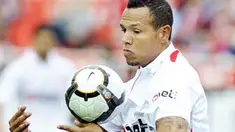 Aksi striker Sevilla asal Brasil Luis Fabiano saat laga lanjutan La Liga melawan Sporting Gijon di Ramon Sanchez Pizjuan Stadium, 17 April 2010. AFP PHOTO / CRISTINA QUICLER