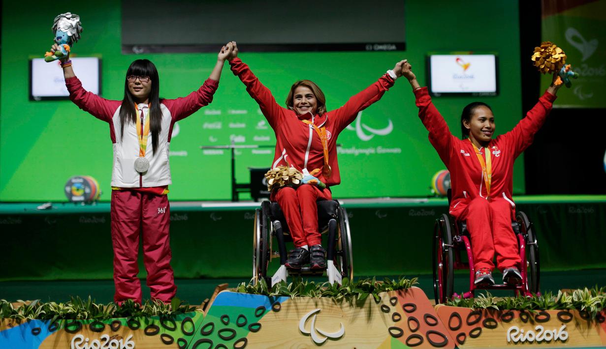 Atlet Indonesia, Ni Nengah Widiasih (kanan) berpose di podium juara cabang angkat berat bersama peraih emas asal Turki, Nazmiye Muratli (tengah) dan peraih perak, Cui Zhe (China) di Paralimpiade 2016 Rio, Brasil, Kamis (8/9). (REUTERS/Ueslei Marcelino)