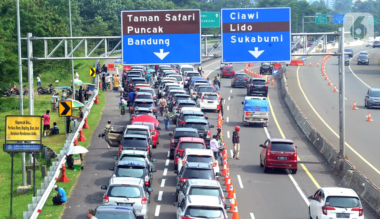 Kendaraan antre menunggu dibukanya jalur menuju kawasan Puncak dan sekitarnya di pintu keluar Tol Gadog, Ciawi, Bogor, Jawa Barat, Kamis (29/10/2020). Libur panjang dimanfaatkan warga Ibu Kota untuk mengisi liburan. (merdeka.com/Arie Basuki)