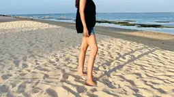 Rekan presenter Indra Herlambang ini terlihat sangat berseri-seri saat menikmati momen di pantai. Menunggu matahari terbenam menjadi momen yang paling Cut Tari tunggu. Potretnya yang makin cantik dan awet muda ini sukses tuai atensi publik. (Liputan6.com/IG/cuttaryofficial)