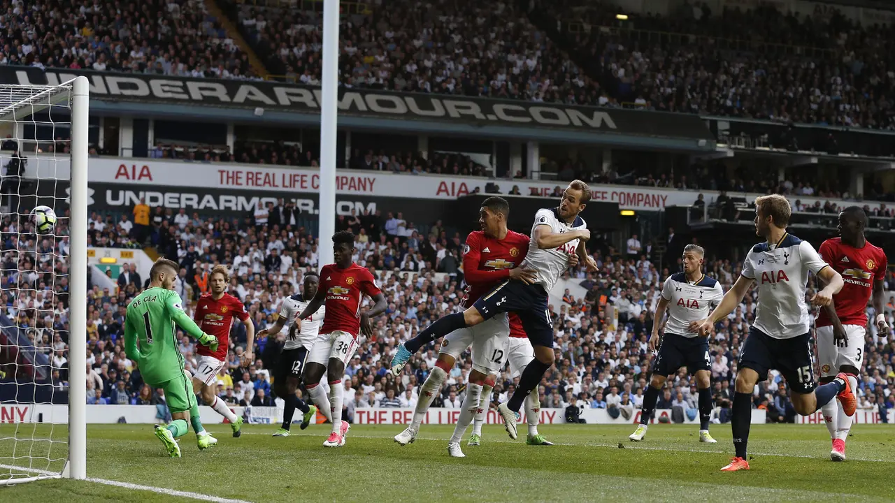 Striker Tottenham Hotspur, Harry Kane, mencetak gol ke gawang Manchester United (MU) pada lanjutan Liga Inggris di White Hart Lane, Minggu (14/5/2017). Tottenham Hotspur meraih kemenangan 2-1. 