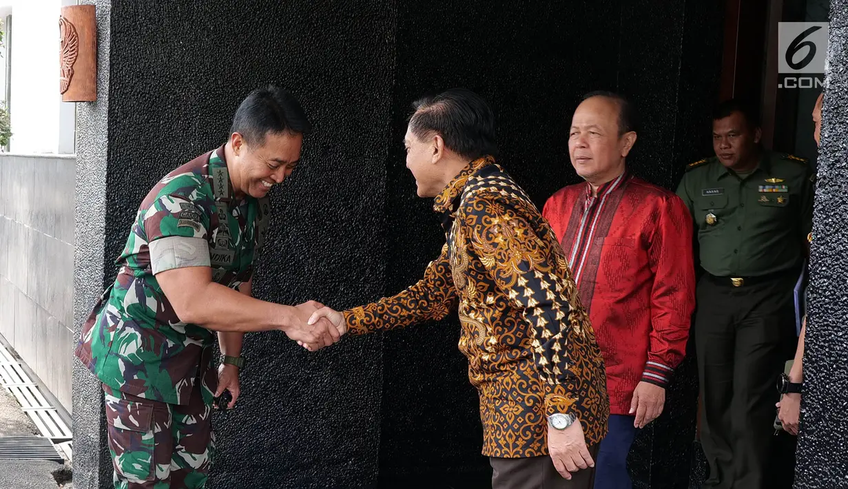 Dirut Indosiar Imam Sudjarwo bersalaman dengan Kepala Staf TNI Angkatan Darat (KASAD) Andika Perkasa usai silaturahmi di Mabes AD, Jakarta, Kamis (26/9/2019). Silaturahmi untuk memelihara dan kembali membangun kerjasama antara Emtek dan Mabes AD. (Liputan6.com/Herman Zakharia)
