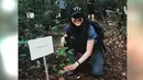 Tampil casual dengan kaus, celana panjang serta topi, pemilik nama lengkap Sinna Sherina Munaf ini terlihat seru menanam pohon. Kegiatan ini sebagai project film Wiro Sableng yang ia bintangi. (Liputan6.com/IG/@sherinasinna)