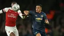 Gelandang Manchester United, Alexis Sanchez, beradu cepat dengan gelandang Arsenal, Ainsley Maitland, pada laga Piala FA di Stadion Emirates, London, Jumat (25/1). Arsenal kalah 1-3 dari MU. (AFP/Daniel Leal-Olivas)