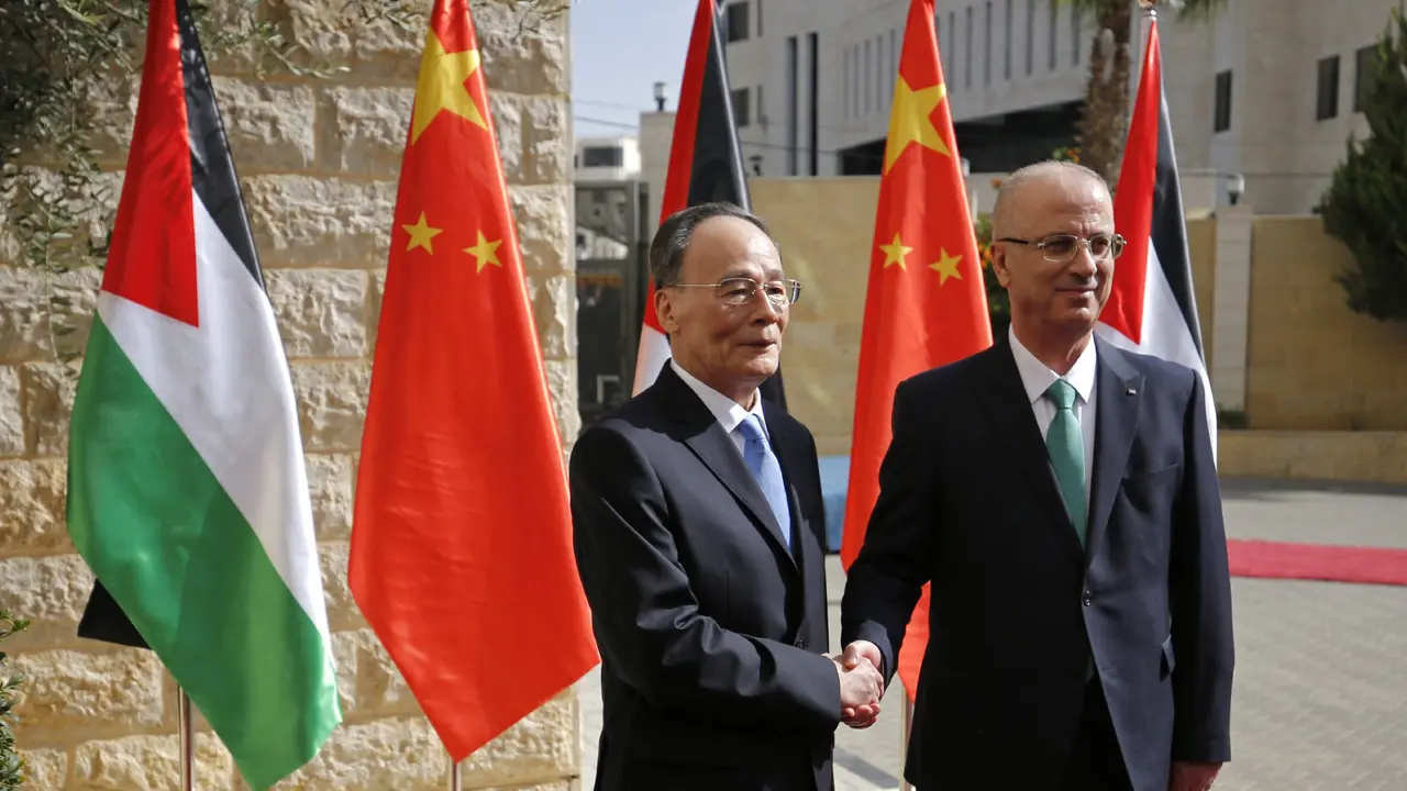 Wakil Presiden China Wang Qishan (kiri) berjabat tangan dengan Perdana Menteri Otorita Palestina Rahmi Hamdalah di Kota Ramallah (AP/Abbas Momani)