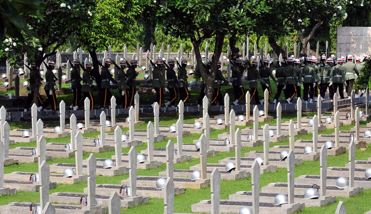 Lebih dari 7.000 orang dimakamkan di TMP Kalibata, makam khusus bagi mereka yang telah berjasa kepada negara kesatuan Republik Indonesia, Jakarta, Senin (10/11/2014). (Liputan6.com/Johan Tallo) 