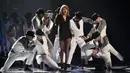 Tampil mengenakan setelan berwarna hitam plus lipstik merah membuat penampilan Taylor Swift sangat elegan di atas panggung Brit Awards 2015, London, Rabu (25/2). (REUTERS/Toby Melville)