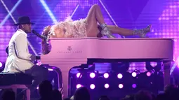 Jennifer Lopez menari di atas piano yang dimainkan oleh Ne-Yo pada perhelatan Grammy Awards 2019 di Staples Center, Los Angeles, AS, Minggu (10/2). Di usia 49 tahun, J-Lo membuktikan dirinya sebagai entertainer sejati. (Photo by Matt Sayles/Invision/AP)
