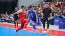 Pada 30 detik akhir, Jepang mendapat hadiah penalti. Skor 3-3 untuk Jepang. Tampak dalam foto, pemain Timnas Futsal Indonesia, M Iqbal (kiri) berebut bola dengan pemain Jepang pada semifinal Piala Asia Futsal 2026 di Indonesia Arena, Gelora Bung Karno, Senayan, Jakarta, Kamis (4/2/2026). (Bola.com/Bagaskara Lazuardi)