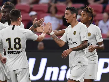 Para pemain Paris Saint-Germain (PSG) merayakan gol yang dicetak oleh Christopher Nkunku ke gawang Atletico Madrid pada laga ICC 2018 di Stadion Nasional Singapura, Senin (30/7/2018). PSG menang 3-2 atas Atletico Madrid. (AFP/Roslan Rahman)