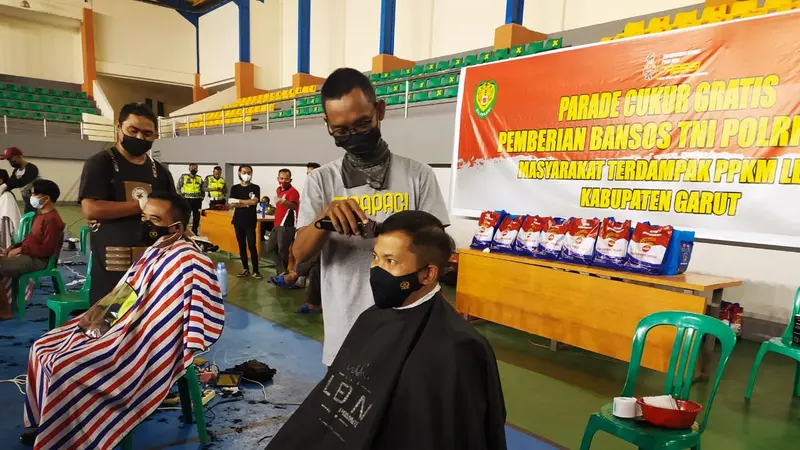 Selain warga, Kapolres Garut AKBP Wirdhanto Hadicaksono  serta Dandim 0611 Garut Letkol Deni Iskandar, ikut langsung menjadi peserta potong rambut gratis tersebut.