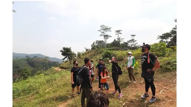 7 Potret Wulan Guritno Liburan di Alam, Tracking hingga Berendam di Sungai