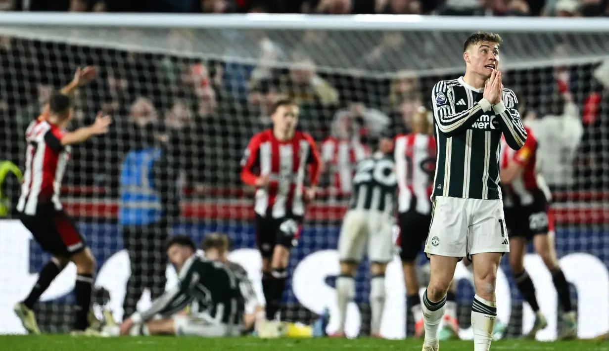 Reaksi tak percaya striker Manchester United, Rasmus Hojlund setelah Brentford berhasil mencetak gol penyeimbang 1-1 melalui sepakan Kristoffer Ajer pada laga pekan ke-30 Premier League 2023/2024 di Gtech Community Stadium, London, Sabtu (30/3/2024). (AFP/Justin Tallis)