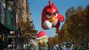 Balon Angry Bird saat memeriahkan parade Hari Thanksgiving di Manhattan, New York, AS (23/11). Peringatan 'Thanksgiving' merupakan Hari Pengucapan Syukur di akhir musim panen. (AP Photo / Craig Ruttle)